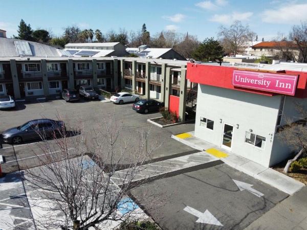 University Inn image 12