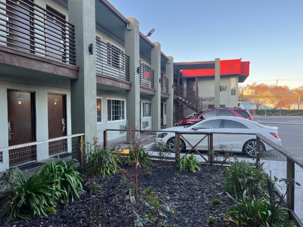 University Inn image 15