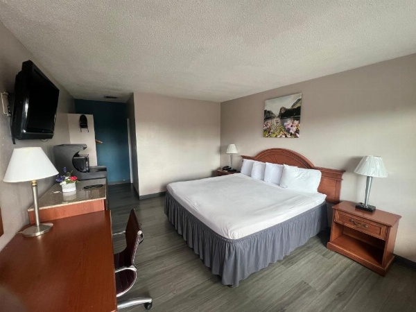 University Inn image 16